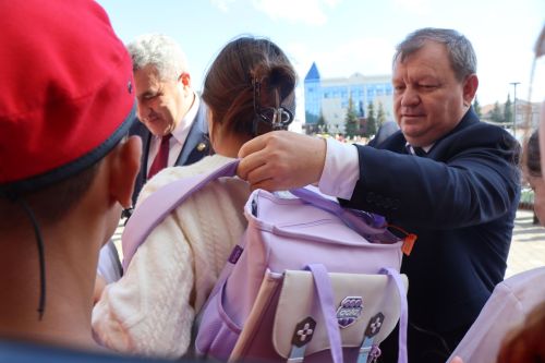 В Нурлате министр образования принял участие в акции «Помоги собраться в школу»