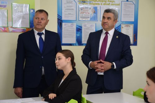Министр образования и науки Татарстана Ильсур Хадиуллин с рабочим визитом посетил Нурлат