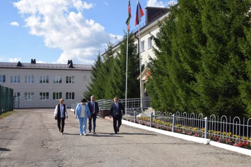 Министр образования и науки Татарстана Ильсур Хадиуллин с рабочим визитом посетил Нурлат