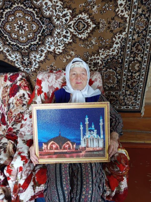 Бабушки из деревни Урняк нашли свой путь в искусстве через картины по номерам