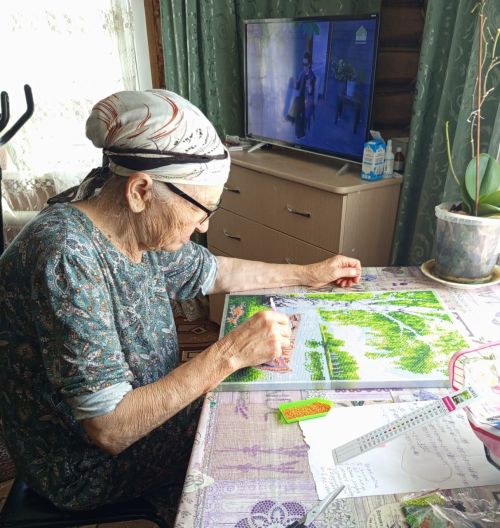 Бабушки из деревни Урняк нашли свой путь в искусстве через картины по номерам