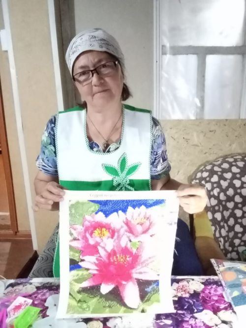 Бабушки из деревни Урняк нашли свой путь в искусстве через картины по номерам