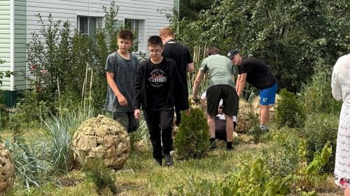 Волонтеры продолжают благоустраивать сквер учителей в Нурлате