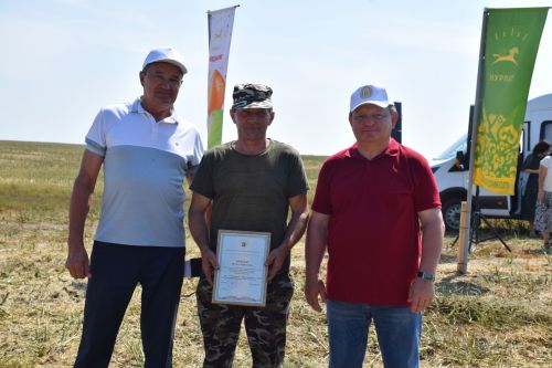 Глава Нурлатского района Дамир Ишкинеев наградил передовых комбайнеров «Агрофирмы 15»