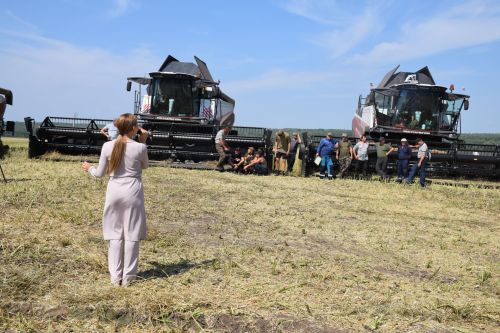 Глава Нурлатского района Дамир Ишкинеев наградил передовых комбайнеров «Агрофирмы 15»