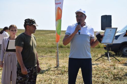 Глава Нурлатского района Дамир Ишкинеев наградил передовых комбайнеров «Агрофирмы 15»