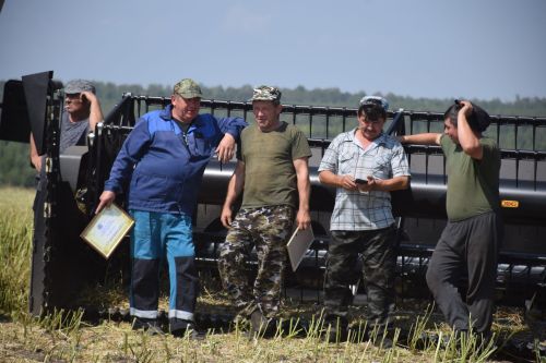 Глава Нурлатского района Дамир Ишкинеев наградил передовых комбайнеров «Агрофирмы 15»