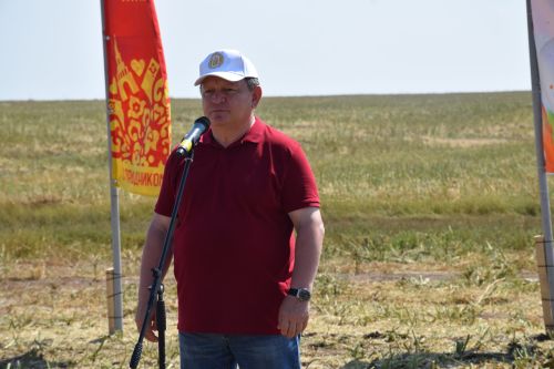 Глава Нурлатского района Дамир Ишкинеев наградил передовых комбайнеров «Агрофирмы 15»