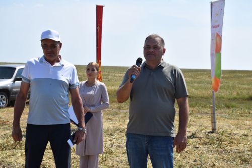 Глава Нурлатского района Дамир Ишкинеев наградил передовых комбайнеров «Агрофирмы 15»