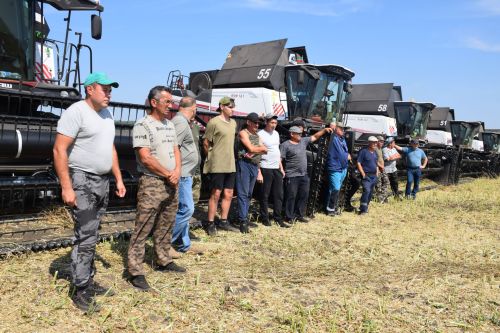 Глава Нурлатского района Дамир Ишкинеев наградил передовых комбайнеров «Агрофирмы 15»