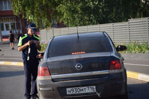 Нурлатские автоинспекторы провели рейд по выявлению нарушений правил тонировки стекол