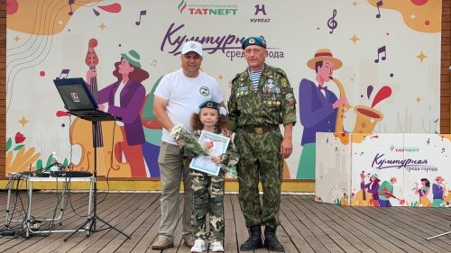 8-летняя Изабелла Буланова творчеством и делами помогает защитникам Родины