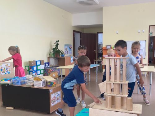 Воспитанники «Буратино» построили маяк из кубиков ко Дню маяка