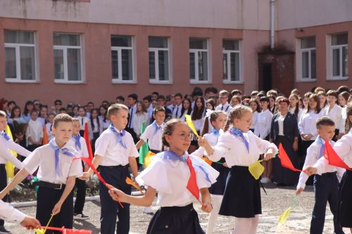 Яркий старт нового учебного года: в Нурлатской гимназии прошла торжественная линейка
