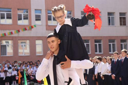 Яркий старт нового учебного года: в Нурлатской гимназии прошла торжественная линейка