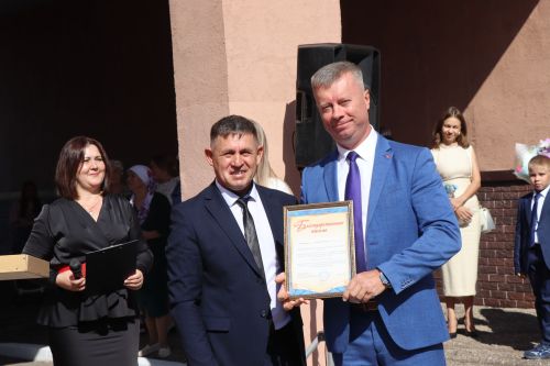 Яркий старт нового учебного года: в Нурлатской гимназии прошла торжественная линейка
