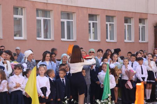 Яркий старт нового учебного года: в Нурлатской гимназии прошла торжественная линейка