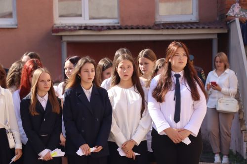 Яркий старт нового учебного года: в Нурлатской гимназии прошла торжественная линейка