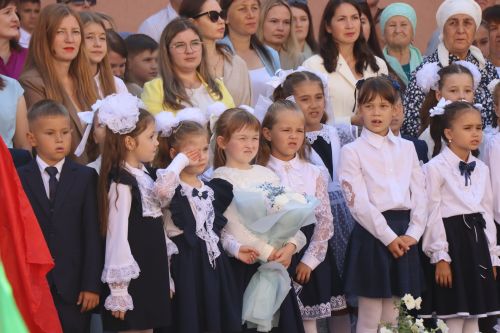 Яркий старт нового учебного года: в Нурлатской гимназии прошла торжественная линейка