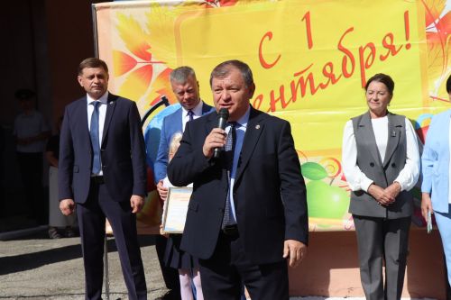 Яркий старт нового учебного года: в Нурлатской гимназии прошла торжественная линейка