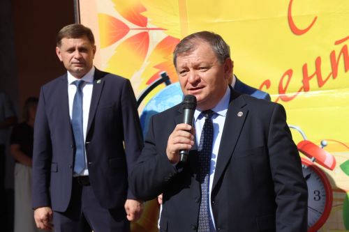 Яркий старт нового учебного года: в Нурлатской гимназии прошла торжественная линейка