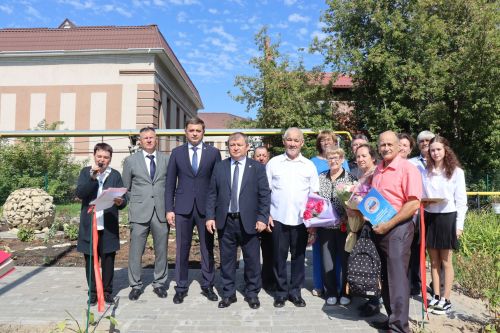 В Нурлате торжественно открыли Аллею учителей
