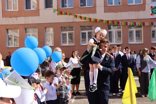 Для 73 первоклассников школы №9 впервые прозвучал школьный звонок