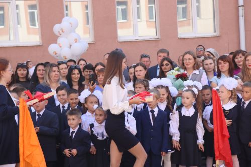 Яркий старт нового учебного года: в Нурлатской гимназии прошла торжественная линейка