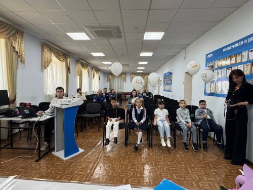 Сотрудники ГИБДД и «Безопасности дорожного движения» поздравили нурлатских первоклассников
