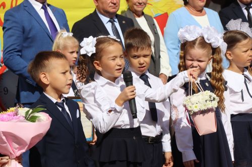 Яркий старт нового учебного года: в Нурлатской гимназии прошла торжественная линейка