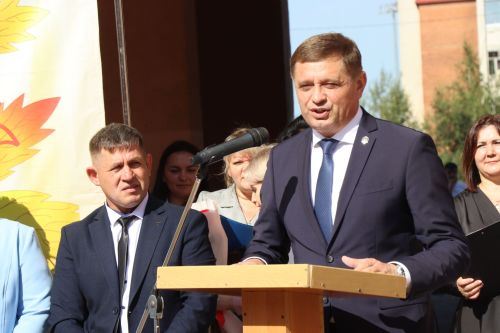 Яркий старт нового учебного года: в Нурлатской гимназии прошла торжественная линейка