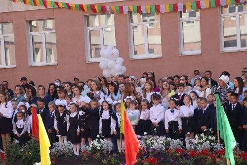 Яркий старт нового учебного года: в Нурлатской гимназии прошла торжественная линейка