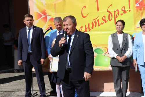 Яркий старт нового учебного года: в Нурлатской гимназии прошла торжественная линейка