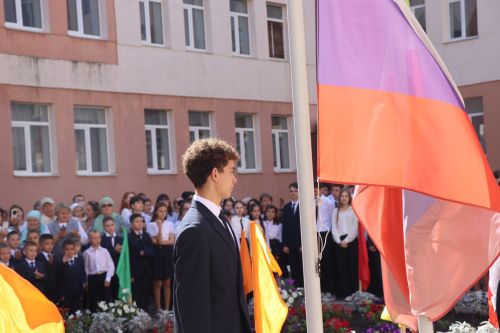 Яркий старт нового учебного года: в Нурлатской гимназии прошла торжественная линейка