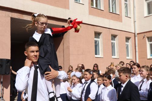 Яркий старт нового учебного года: в Нурлатской гимназии прошла торжественная линейка