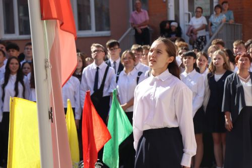 Яркий старт нового учебного года: в Нурлатской гимназии прошла торжественная линейка