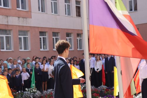 Яркий старт нового учебного года: в Нурлатской гимназии прошла торжественная линейка