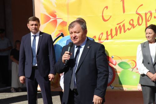 Яркий старт нового учебного года: в Нурлатской гимназии прошла торжественная линейка