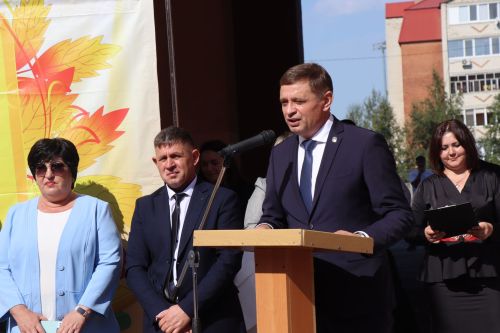 Яркий старт нового учебного года: в Нурлатской гимназии прошла торжественная линейка