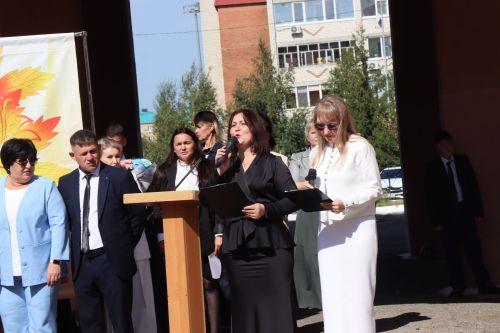 Яркий старт нового учебного года: в Нурлатской гимназии прошла торжественная линейка
