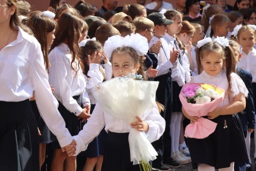 Яркий старт нового учебного года: в Нурлатской гимназии прошла торжественная линейка