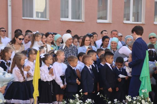 Яркий старт нового учебного года: в Нурлатской гимназии прошла торжественная линейка