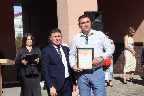 Яркий старт нового учебного года: в Нурлатской гимназии прошла торжественная линейка