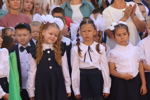 Яркий старт нового учебного года: в Нурлатской гимназии прошла торжественная линейка