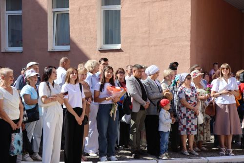 Для 73 первоклассников школы №9 впервые прозвучал школьный звонок