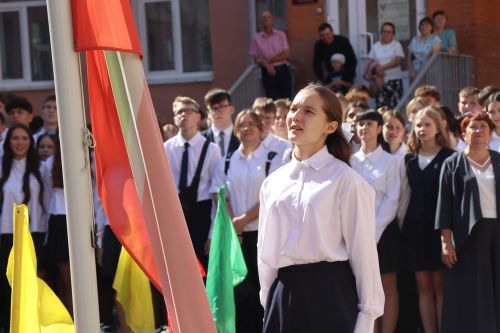 Яркий старт нового учебного года: в Нурлатской гимназии прошла торжественная линейка