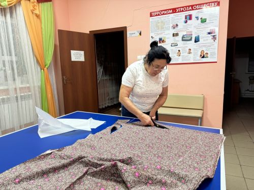 Сотрудники Бурметьевского МФЦ сшили партию нательного белья для участников СВО