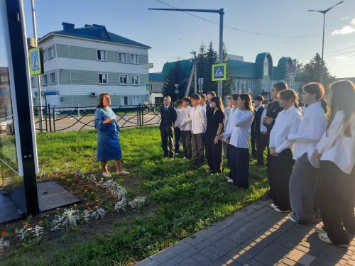 В Нурлате проходят экскурсии по улице Школьная в рамках проекта «Вспомним Героев поименно»