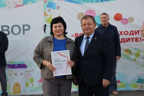 В Нурлате торжественно открыли еще один благоустроенный двор