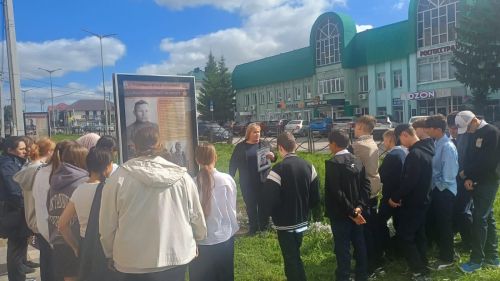 В Нурлате проходят экскурсии по улице Школьная в рамках проекта «Вспомним Героев поименно»